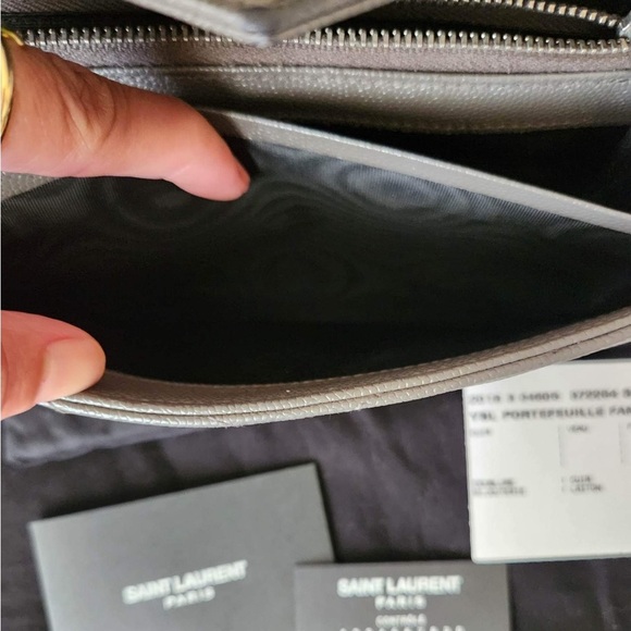 Ysl Portefeuille Famme (174Y7) Mo
Grey Metallasse Flap Wallet. - Picture 12 of 16